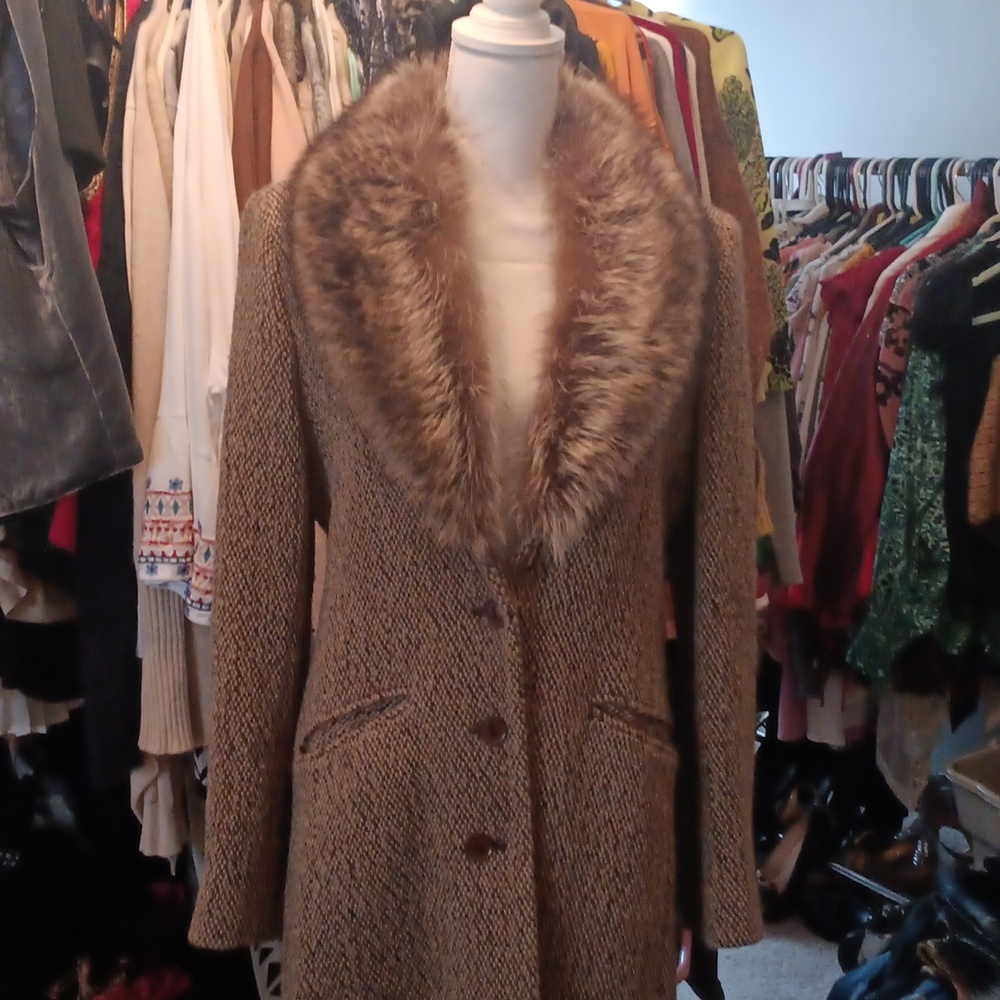 Via Spiga Brown Wool Tweed Coat with Racoon  Fur Collar..labeled 12 But Runs M